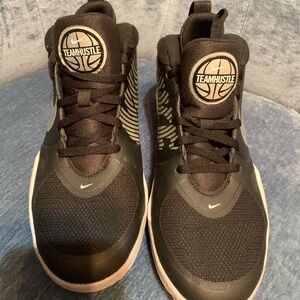 Nike Team Hustle Black Sneakers